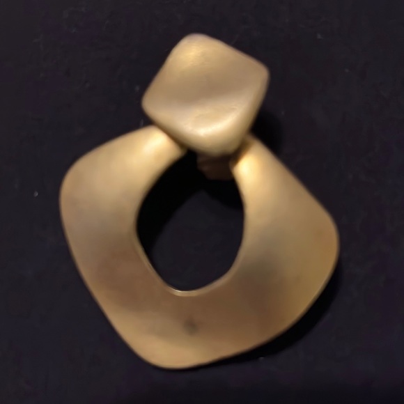 VINTAGE 1980’S GOLDTONE FOOR KNOCKER EARRINGS - Picture 4 of 8